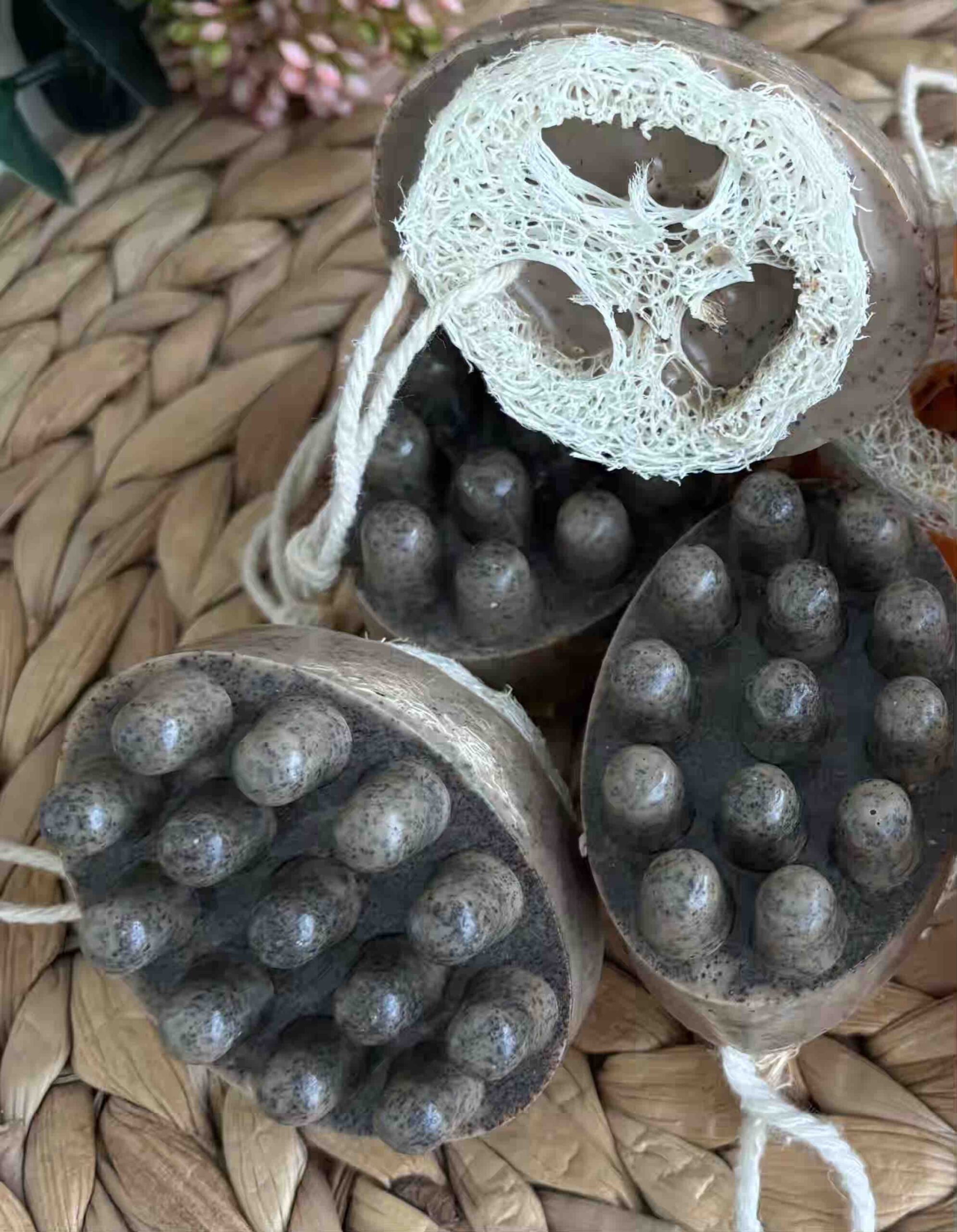 JABON EXFOLIANTE DE CAFÉ Y CANELA CON LUFFA